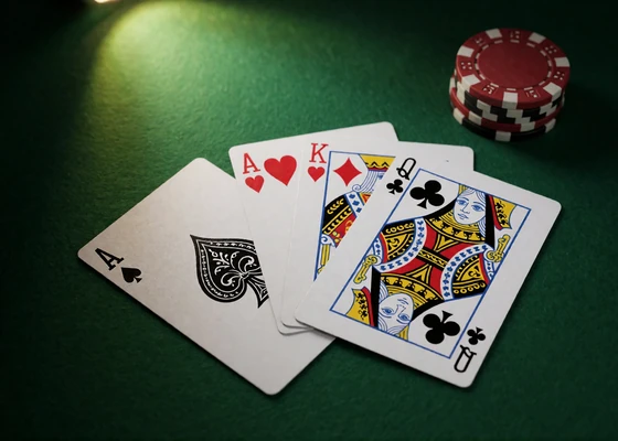 Spielkarten mit Assen und Chips auf gr&uuml;nem Filz - Blackjack online spielen als Tischspiel bei Zoccer