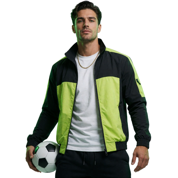 Model in schwarz-limefarbener Sportjacke mit Fu&szlig;ball f&uuml;r den Willkommensbonus im Zoccer Casino